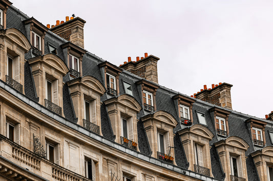 Façade d'un immeuble haussmannien aux fenêtres alignées, rue de Viarmes à Paris