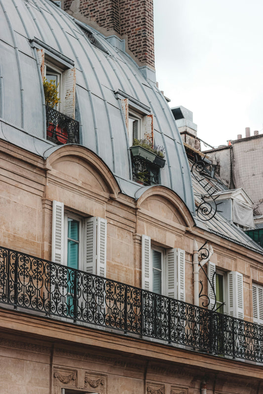 Façade d'immeuble parisien avec volets et garde-corps