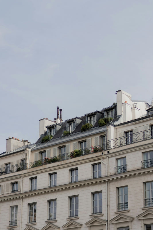 Immeuble urbain aux nombreuses fenêtres et balcons