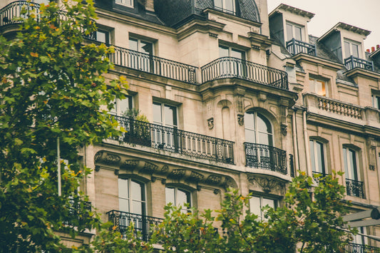 Le balcon parisien : entre tradition haussmannienne et nouveaux usages